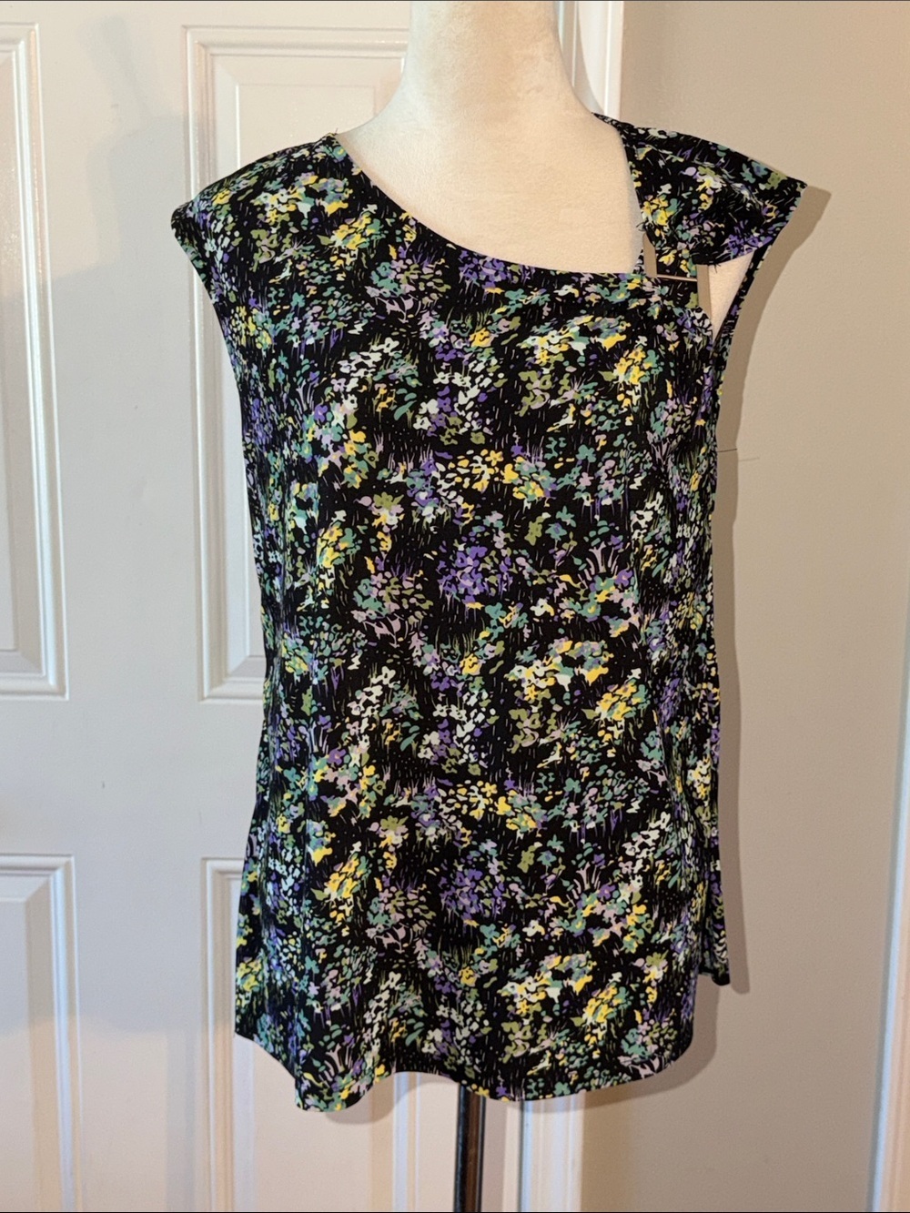 Nine West women’s Black Tank Top with Yellow, Purple & Mint Floral Print size XL